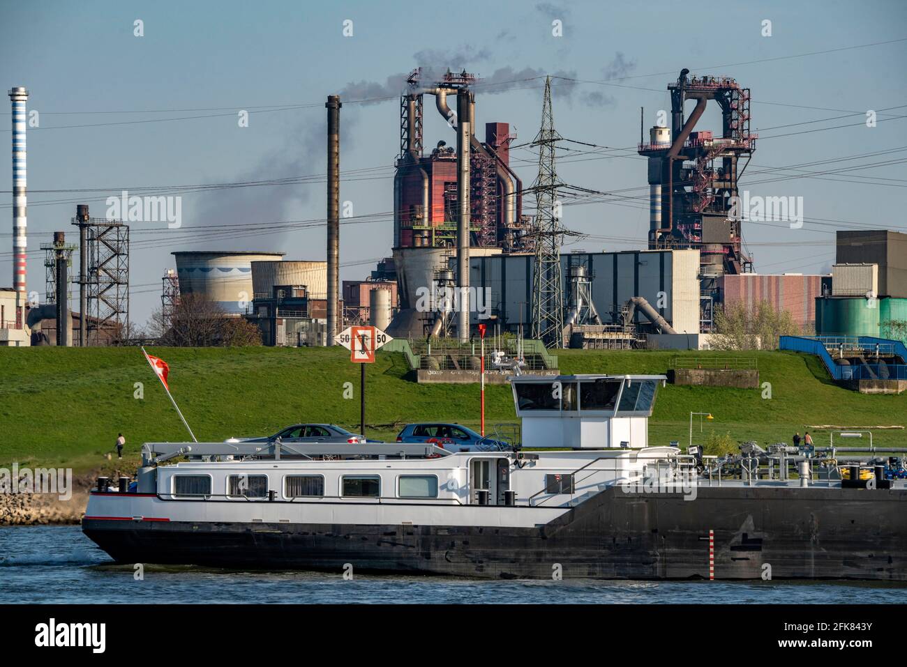 Reno vicino Duisburg Brukhausen, acciaio ThyssenKrupp, altiforni 8 e 9, nave da carico sul Reno, Duisburg, NRW, Germania Foto Stock