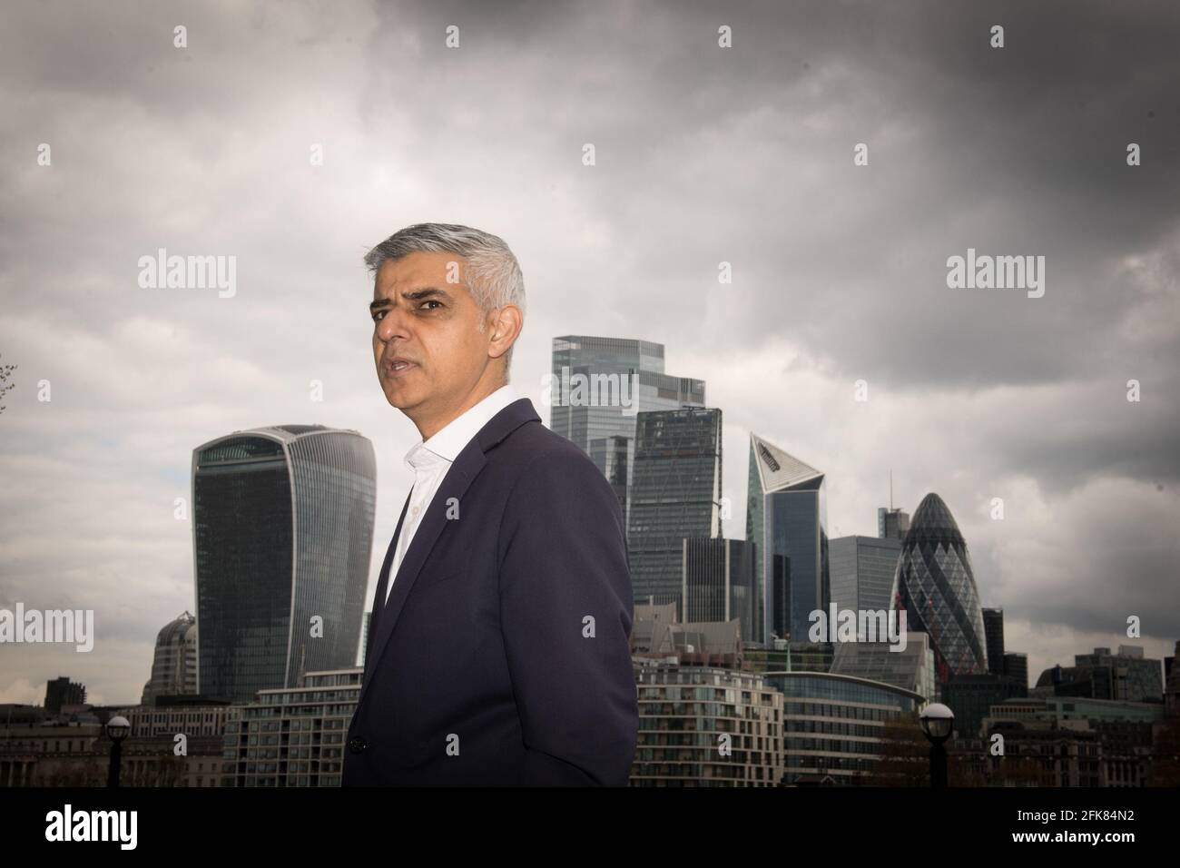 Il sindaco di Londra, Sadiq Khan, vicino al municipio di Londra, dove ha invitato i londinesi a dargli un mandato deciso per spingere per rendite più abbordabili nella capitale. Data foto: Giovedì 29 aprile 2021. Foto Stock