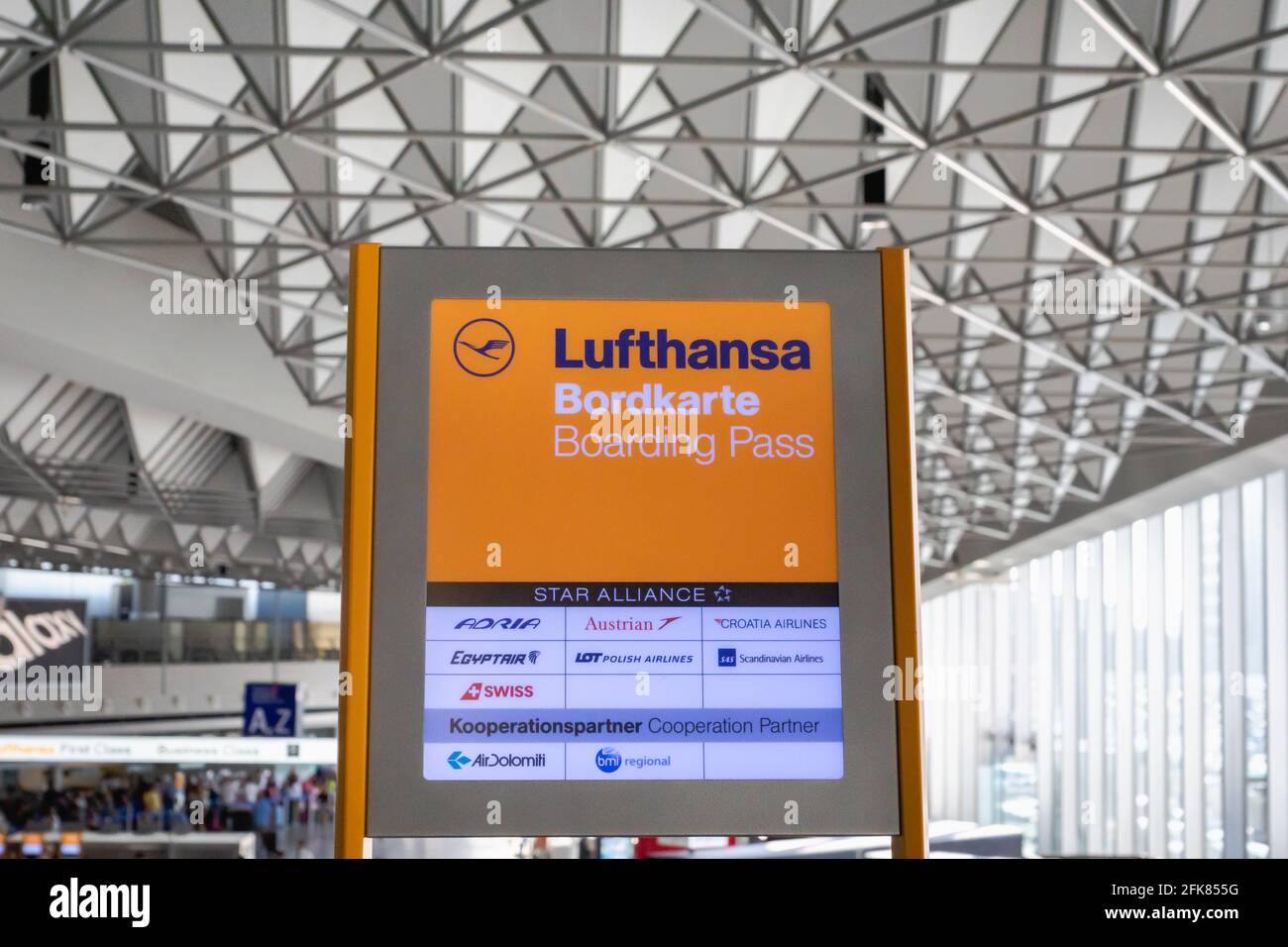 Francoforte, Germania - Luglio 2019: Cartello d'imbarco della compagnia aerea Lufthansa nell'Aeroporto Internazionale di Francoforte in Germania. Foto Stock