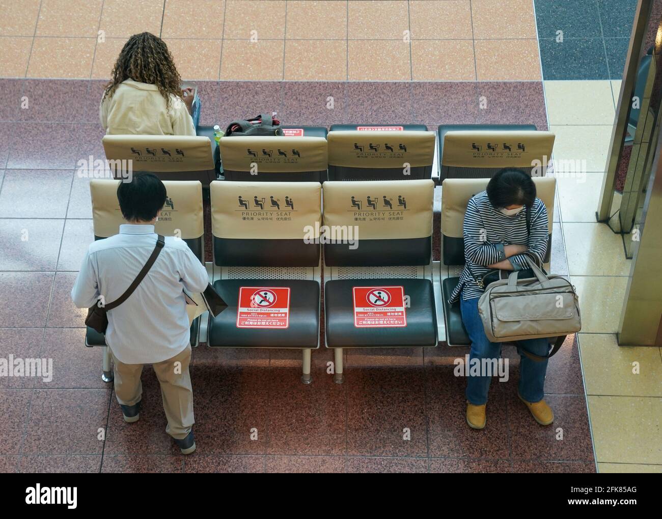 (210429) -- TOKYO, 29 aprile 2021 (Xinhua) -- le persone sono viste all'aeroporto di Haneda durante l'inizio della settimana d'oro del Giappone a Tokyo, Giappone, 29 aprile 2021. Il governo giapponese ha imposto uno stato di emergenza fino al maggio 11 a Tokyo, Osaka, Kyoto e Hyogo, che ha lo scopo di contenere un aumento dei casi di COVID-19 durante le vacanze della settimana d'oro. (Foto di Christopher Jue/Xinhua) Foto Stock