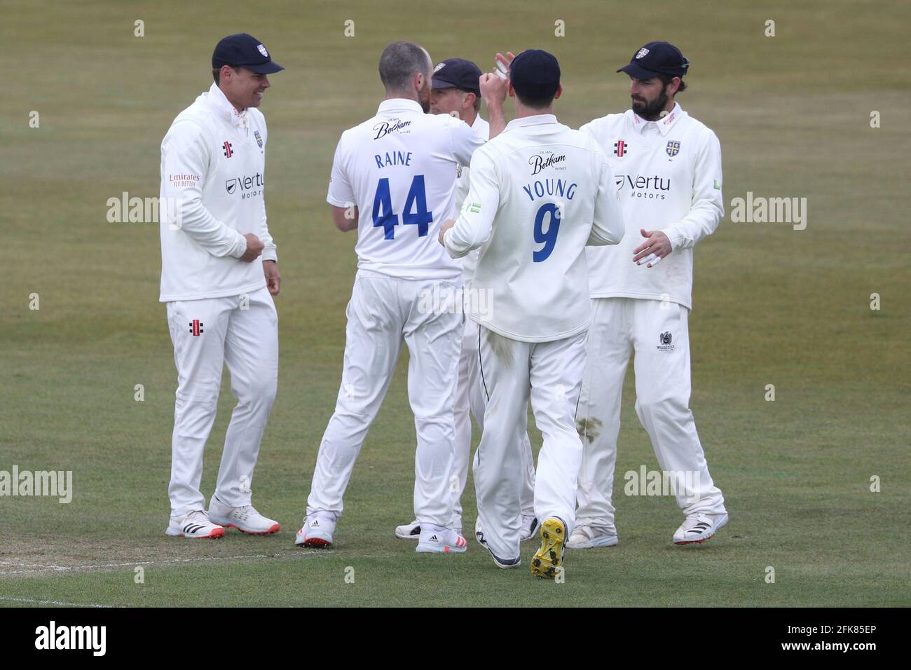 CHESTER LE STREET, INGHILTERRA. 29 APRILE Durham festeggia il wicket di Will Rhodes of Warwickshire durante la partita del campionato della contea di LV tra il Durham County Cricket Club e il Warwickshire County Cricket Club a Emirates Riverside, Chester le Street giovedì 29 aprile 2021. (Credit: Robert Smith | MI News) Credit: MI News & Sport /Alamy Live News Foto Stock