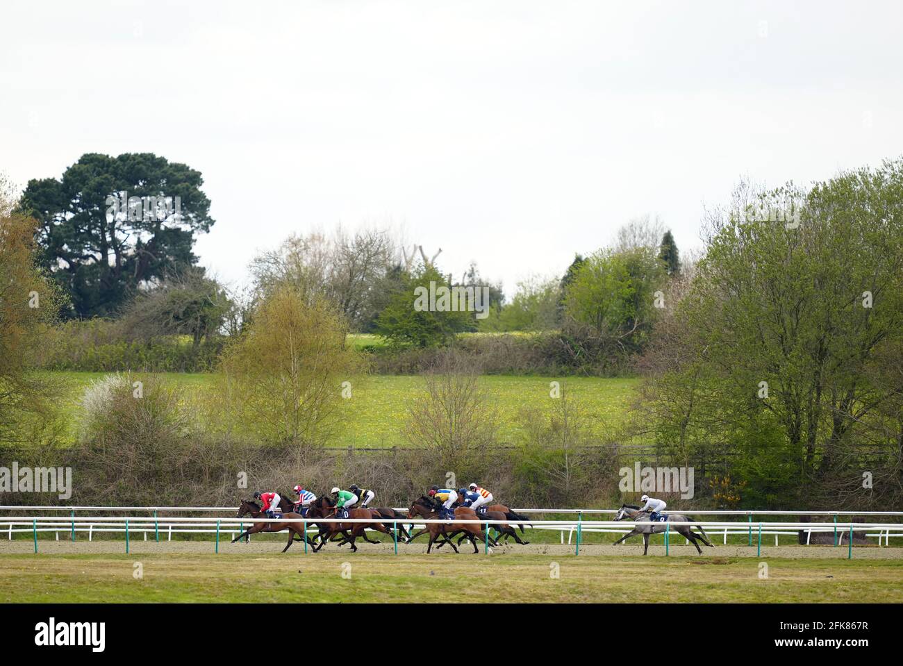 Corridori e piloti in azione durante il Kentucky Derby su Sky Sports Racing handicap al Lingfield Park Racecourse. Data immagine: Giovedì 29 aprile 2021. Foto Stock