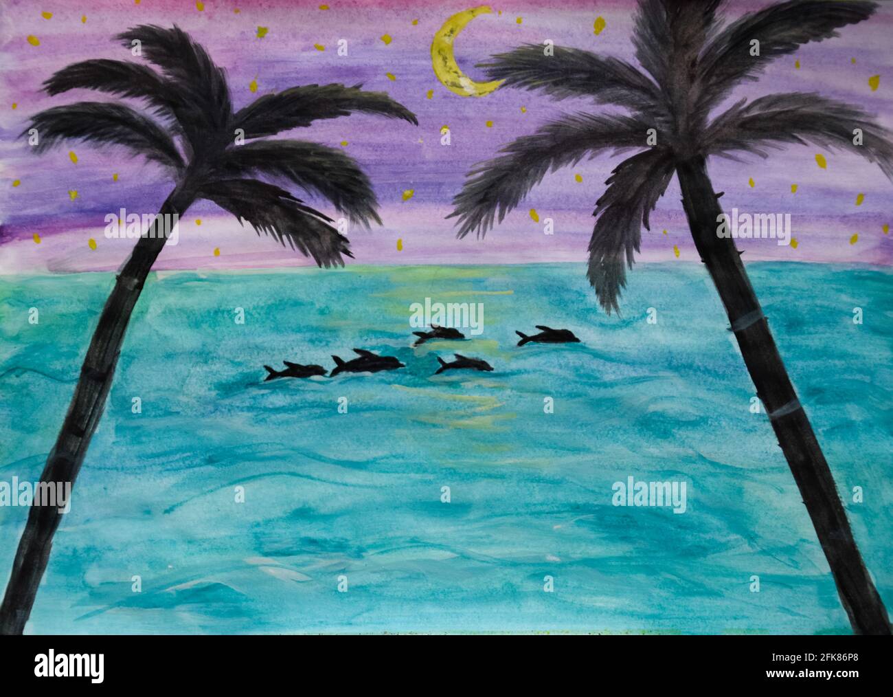 Palme sul mare, di notte i delfini nuotano in mare. La luna è nel cielo. Foto Stock