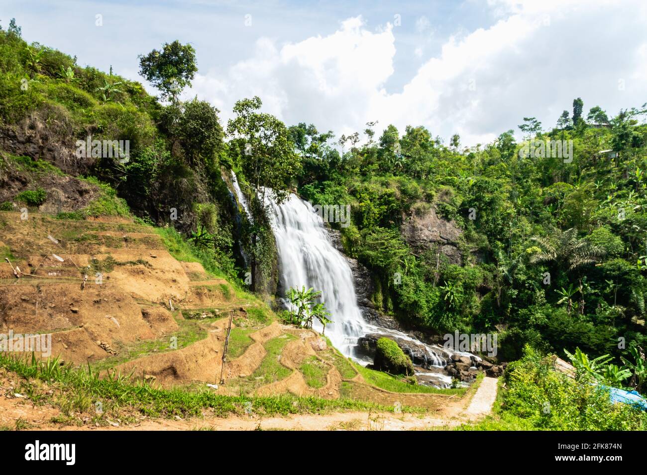 Cascata, paesaggio di campagna in un villaggio a Cianjur, Giava, Indonesia Foto Stock
