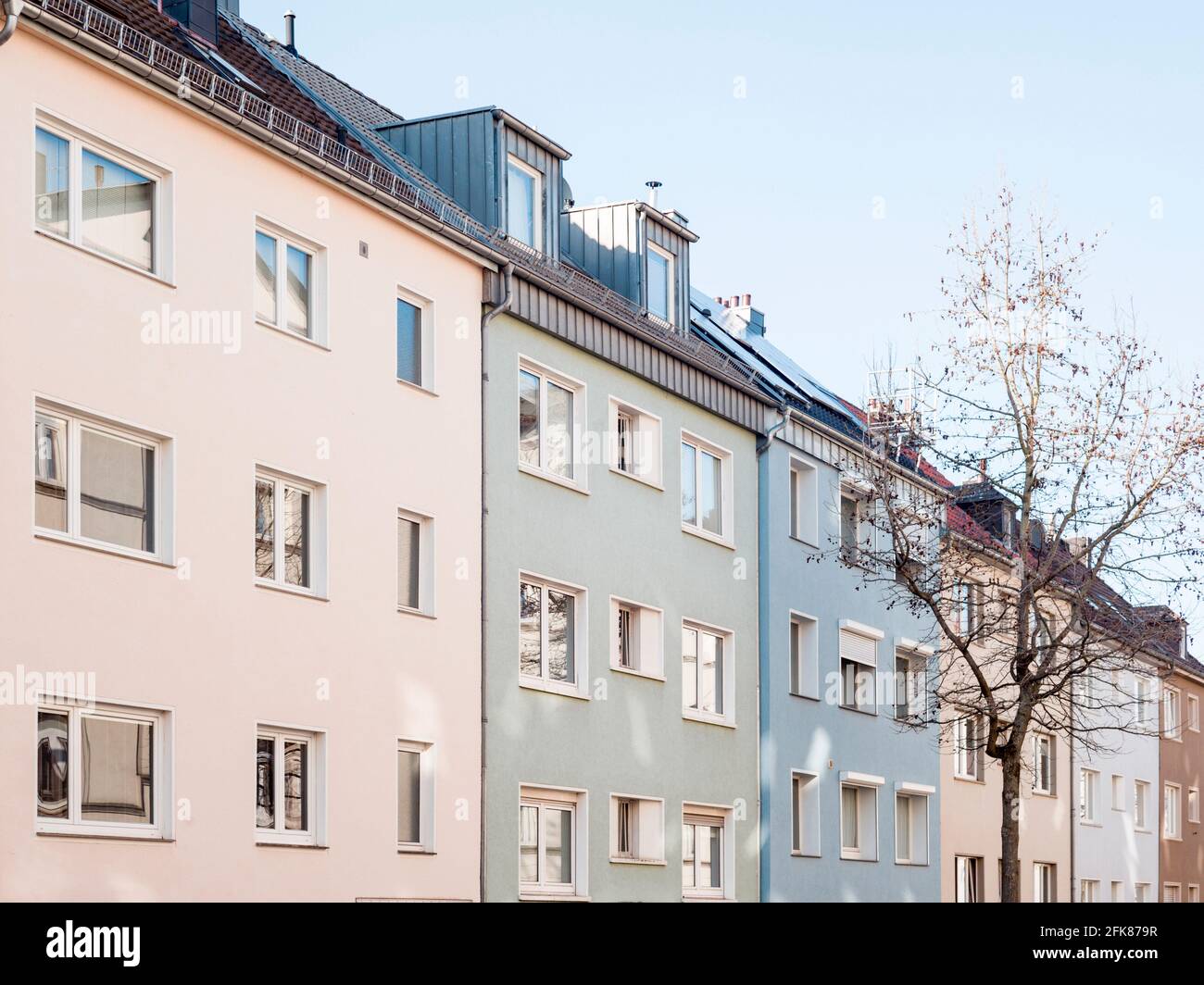 Blocchi di appartamenti post-guerra in una città tedesca Foto Stock