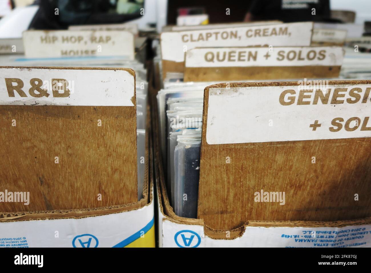 Un dettaglio / primo piano di vecchi dischi in vinile d'epoca organizzati da artisti e generi musicali su una bancarella di mercato. Foto Stock