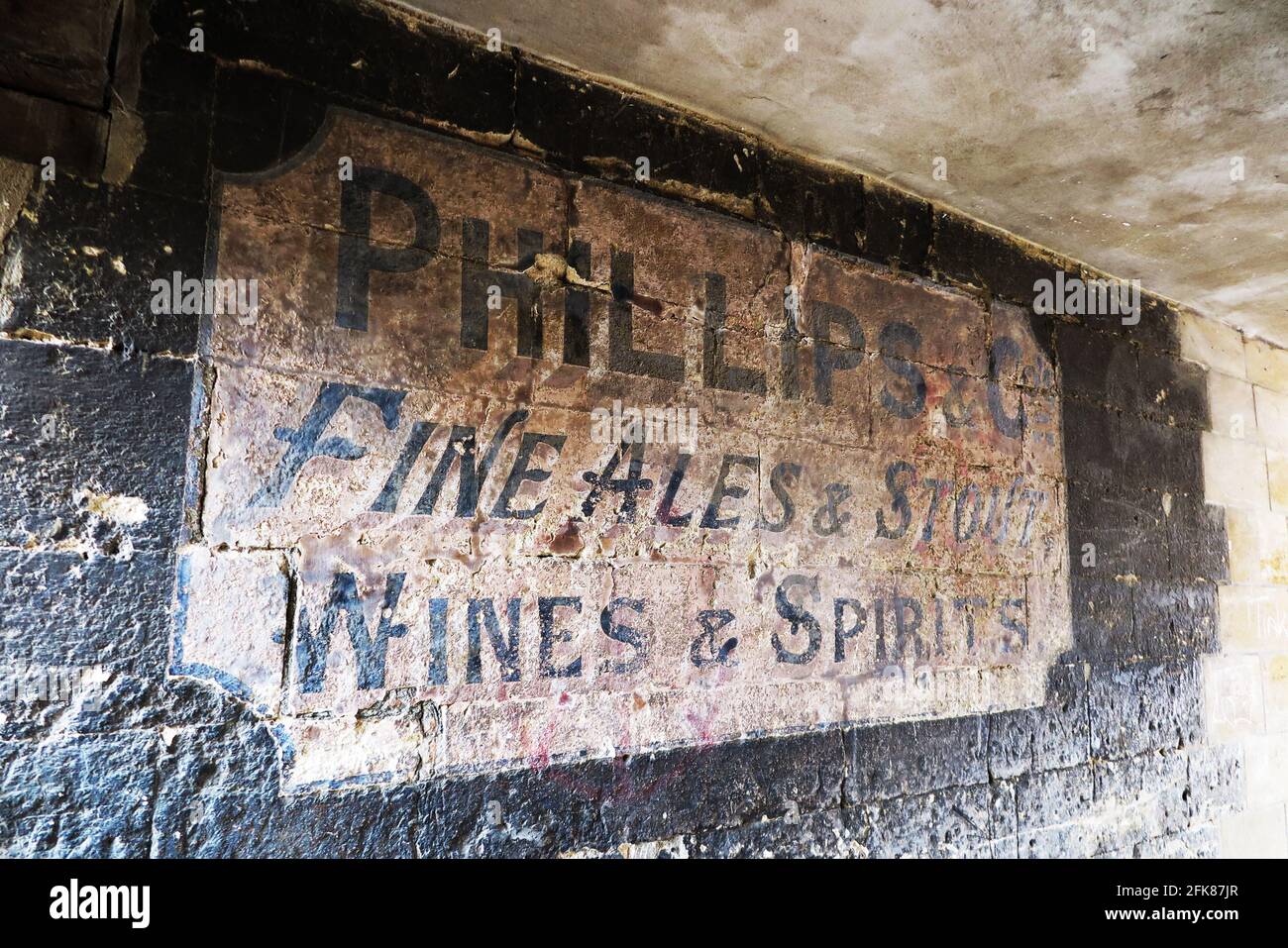 Un vecchio cartello dipinto adorna il muro della stretta Goldsmiths Lane, Stamford, Lincolnshire, UK Foto Stock