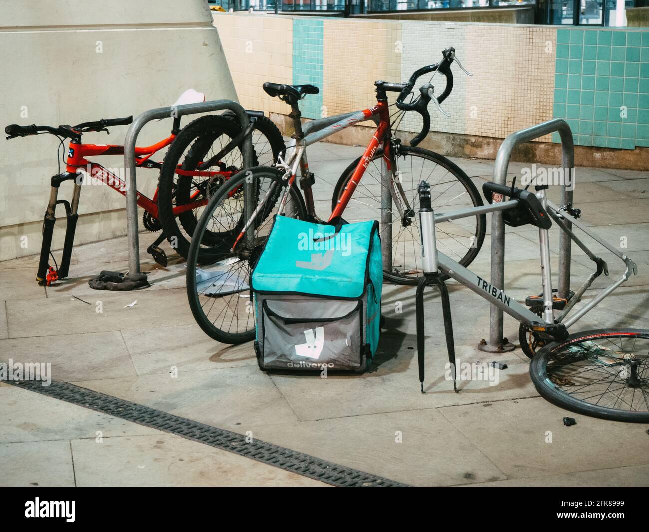 Manchester di notte. Le biciclette rotte sono rimaste di notte accanto alla stazione Victoria. Foto Stock