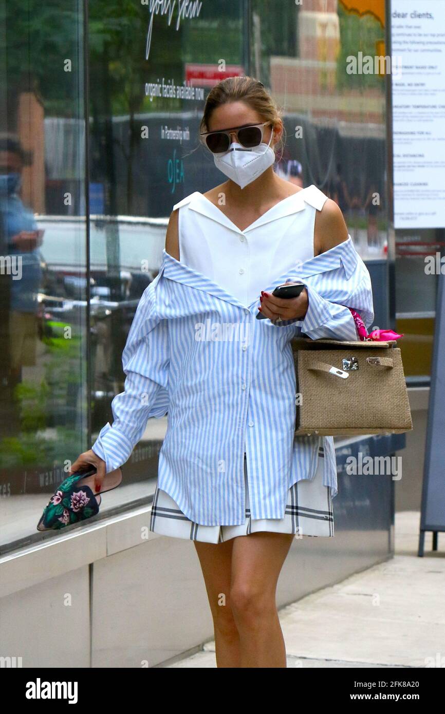 New York - NY - 20200707 Olivia Palermo porta le sue scarpe dopo aver fatto  una pedicure in una spa locale a DowntownBrooklyn. -NELLA FOTO: Olivia  Palermo Jose Perez Foto stock - Alamy