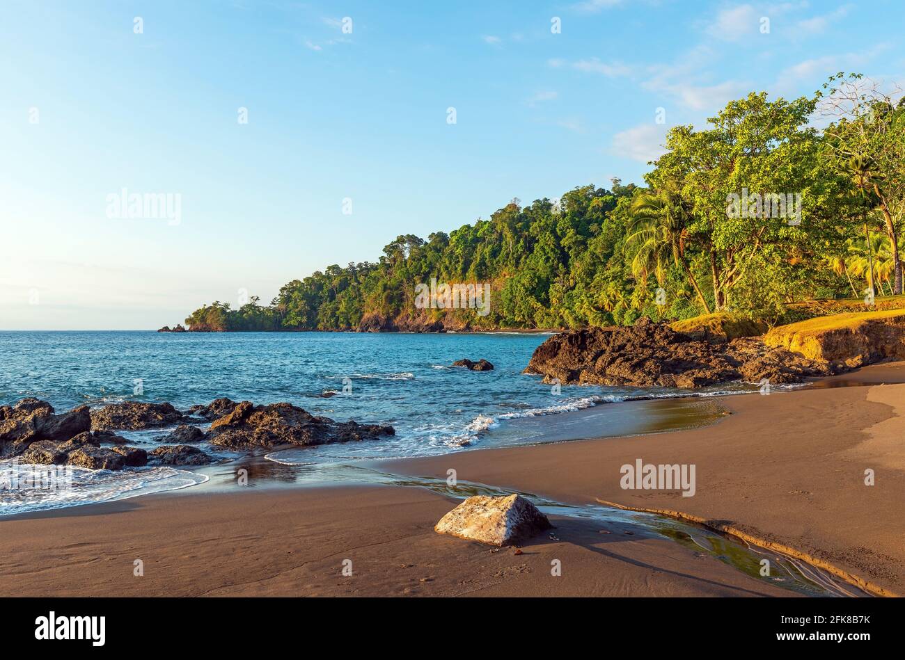 La spiaggia tropicale della foresta pluviale al tramonto dall'Oceano Pacifico, il parco nazionale di Corcovado, Costa Rica. Foto Stock