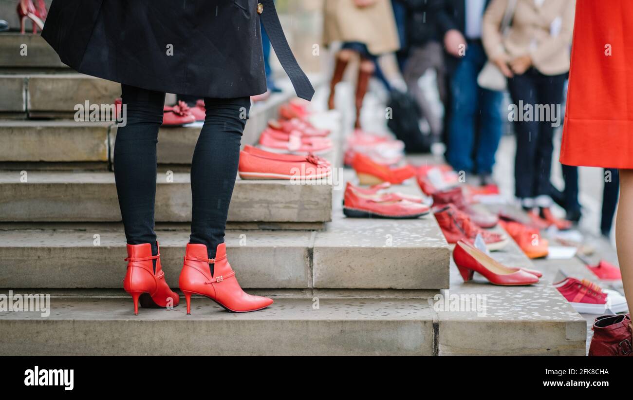 Hannover, Germania. 29 Apr 2021. Le scarpe rosse si trovano di fronte al  Parlamento della bassa Sassonia durante la campagna "Scarpe rosse" contro  il ritiro della Turchia dalla Convenzione di Istanbul. Ogni