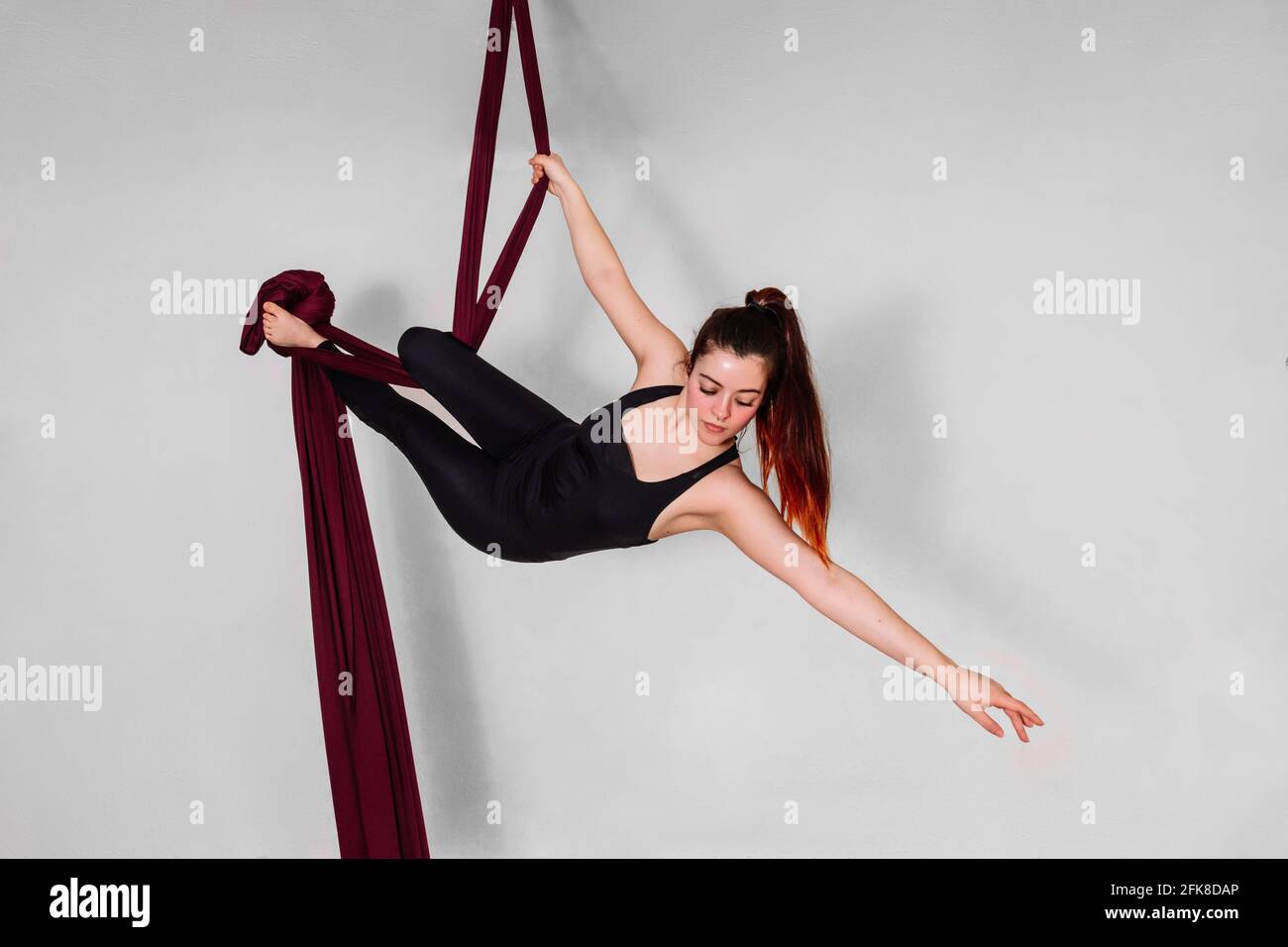 ragazza che esegue danza aerea Foto Stock