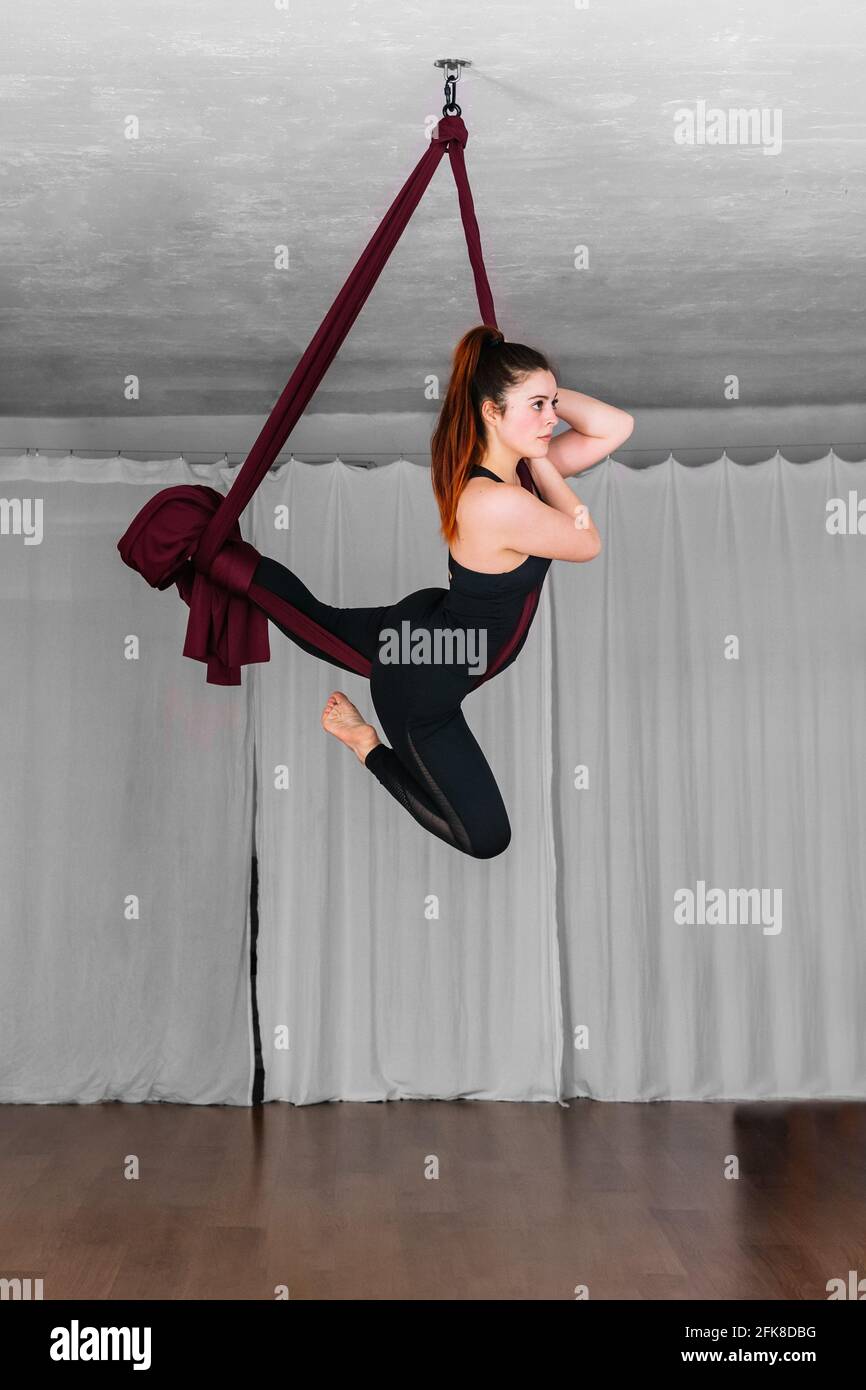 ragazza che esegue danza aerea Foto Stock