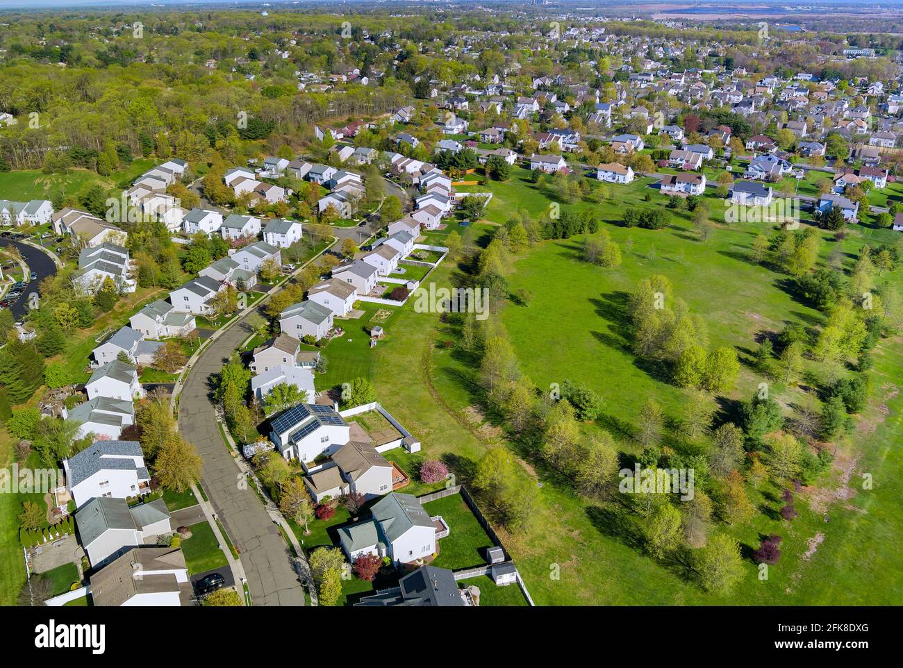 Vista panoramica della piccola città americana abitazioni residenziali quartiere sviluppo complesso suburbano Foto Stock