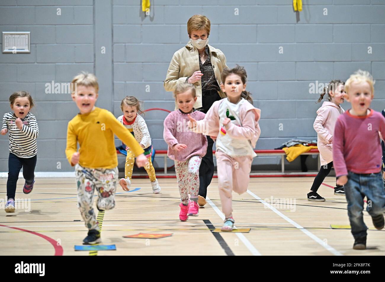 Primo Ministro Nicola Sturgeon al Benachie Leisure Centre di Insch, Aberdeenshire, durante la campagna elettorale per le elezioni parlamentari scozzesi. Data immagine: Giovedì 29 aprile 2021. Foto Stock
