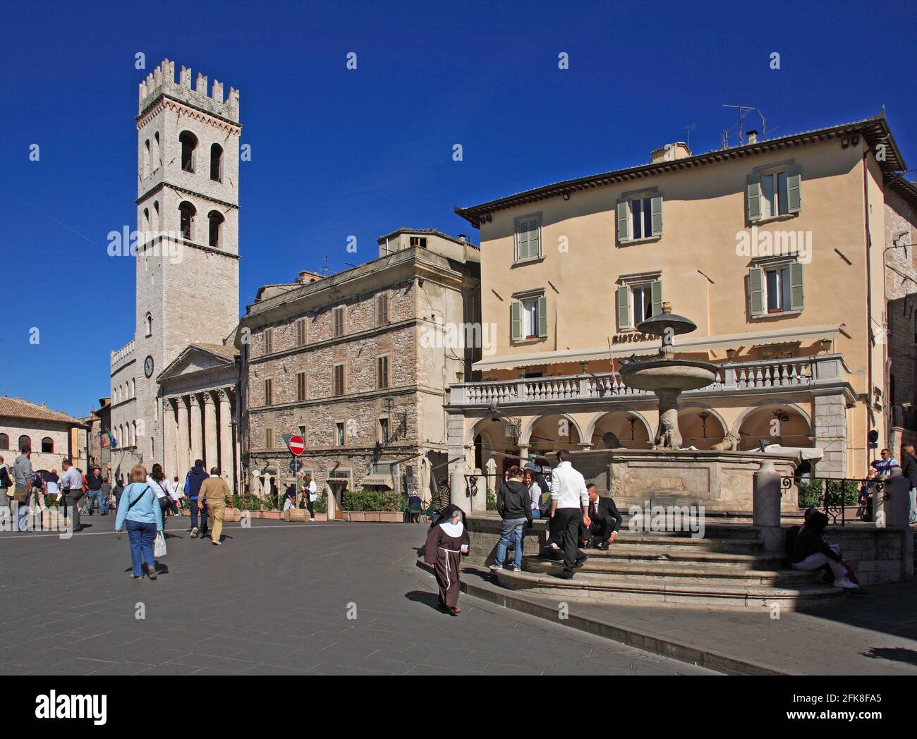 Marktplatz, Piazza del comune, und Kirche Santa Maria sopra Minerva in Assisi, Umbria, Italien Foto Stock