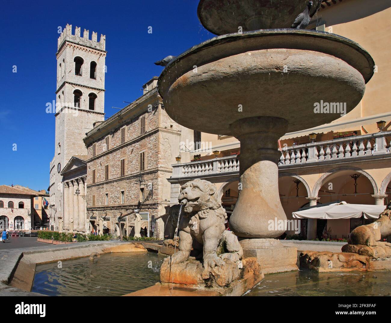 Marktplatz, Piazza del comune, und Kirche Santa Maria sopra Minerva in Assisi, Umbria, Italien Foto Stock