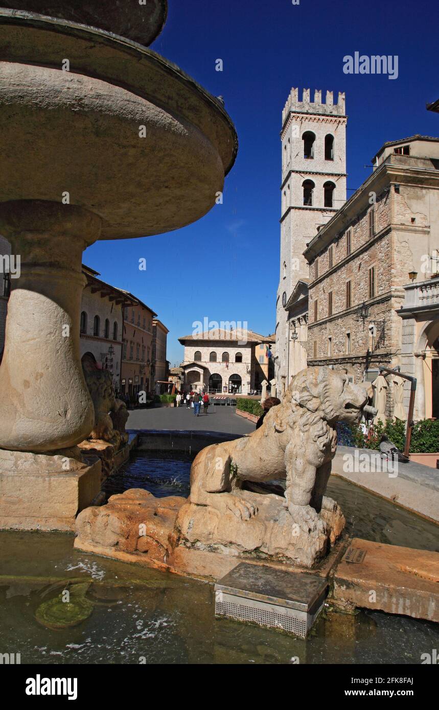 Marktplatz Piazza del comune, Brunnen und Kirche Santa Maria sopra Minerva in Assisi, Umbria, Italien Foto Stock