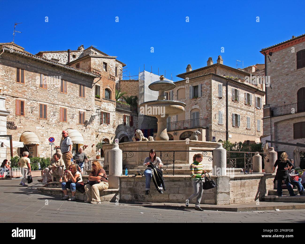 Brunnen am Marktplatz in der Altstadt von Assisi, Umbrien, Italien Foto Stock