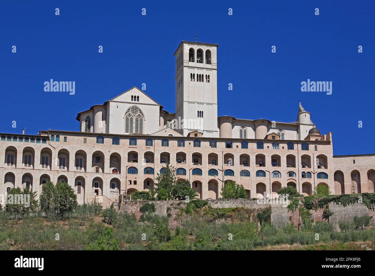 Basilika San Francesco und Kloster vom tal aus gesehen, Assisi, Umbria, Italien Foto Stock