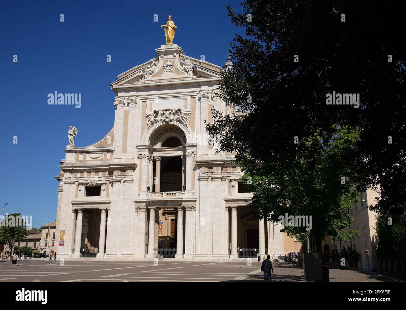 Die um die Portiunkula-Kapelle, Unsere Liebe Frau von den Engeln, unterhalb von Sternehmen, die um die die Portiunkula-Kapelle und die Sterbekapel Foto Stock