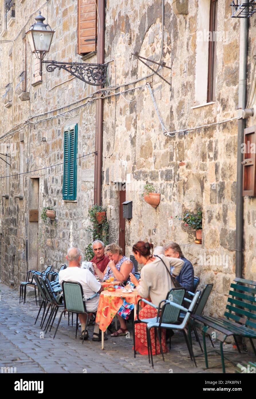 Leute in der Altstadt von Bolsena, Lazio, Italien Foto Stock