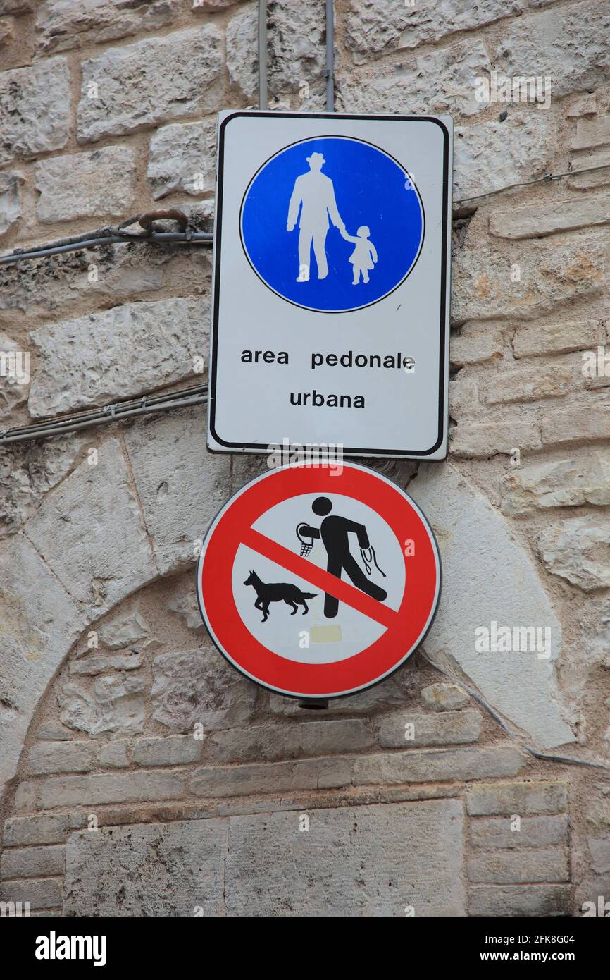 Schild Fussgaengerzone und Verbot fuer Hunde, Altstadt von Assisi, Umbrien, Italien Foto Stock