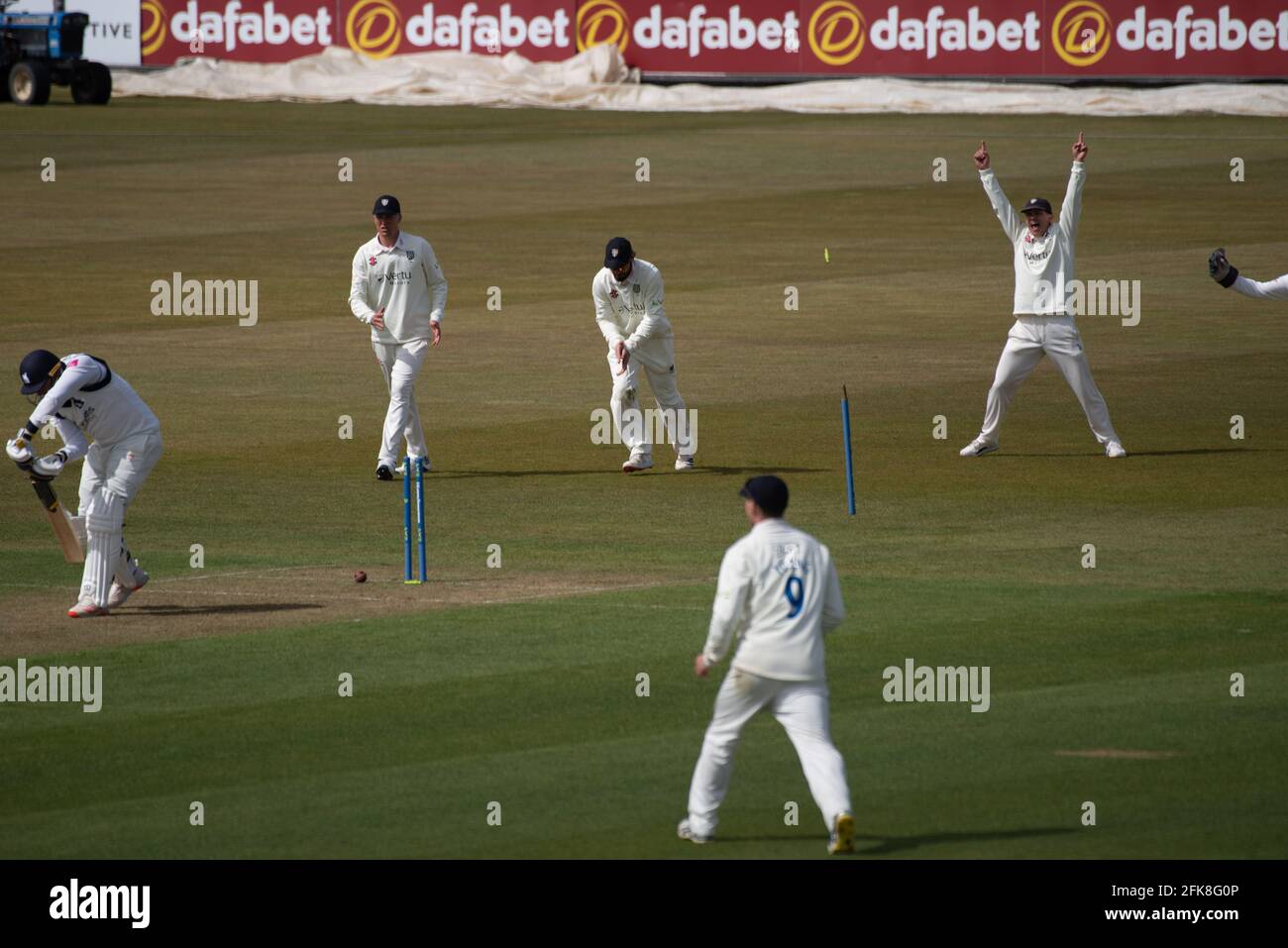 Chester le Street, Inghilterra, 29 aprile 2021. Tim Brennan del Warwickshire è fuori bowled da ben Raine di Durham durante la loro partita di LV= Insurance County Championship al Riverside Ground, Chester le Street. Credit: Colin Edwards/Alamy Live News. Foto Stock