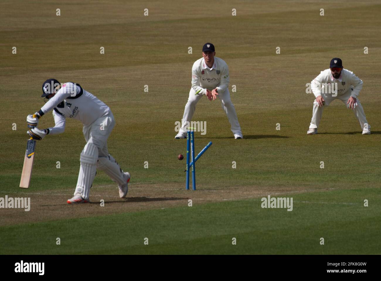 Chester le Street, Inghilterra, 29 aprile 2021. Tim Brennan del Warwickshire è fuori bowled da ben Raine di Durham durante la loro partita di LV= Insurance County Championship al Riverside Ground, Chester le Street. Credit: Colin Edwards/Alamy Live News. Foto Stock