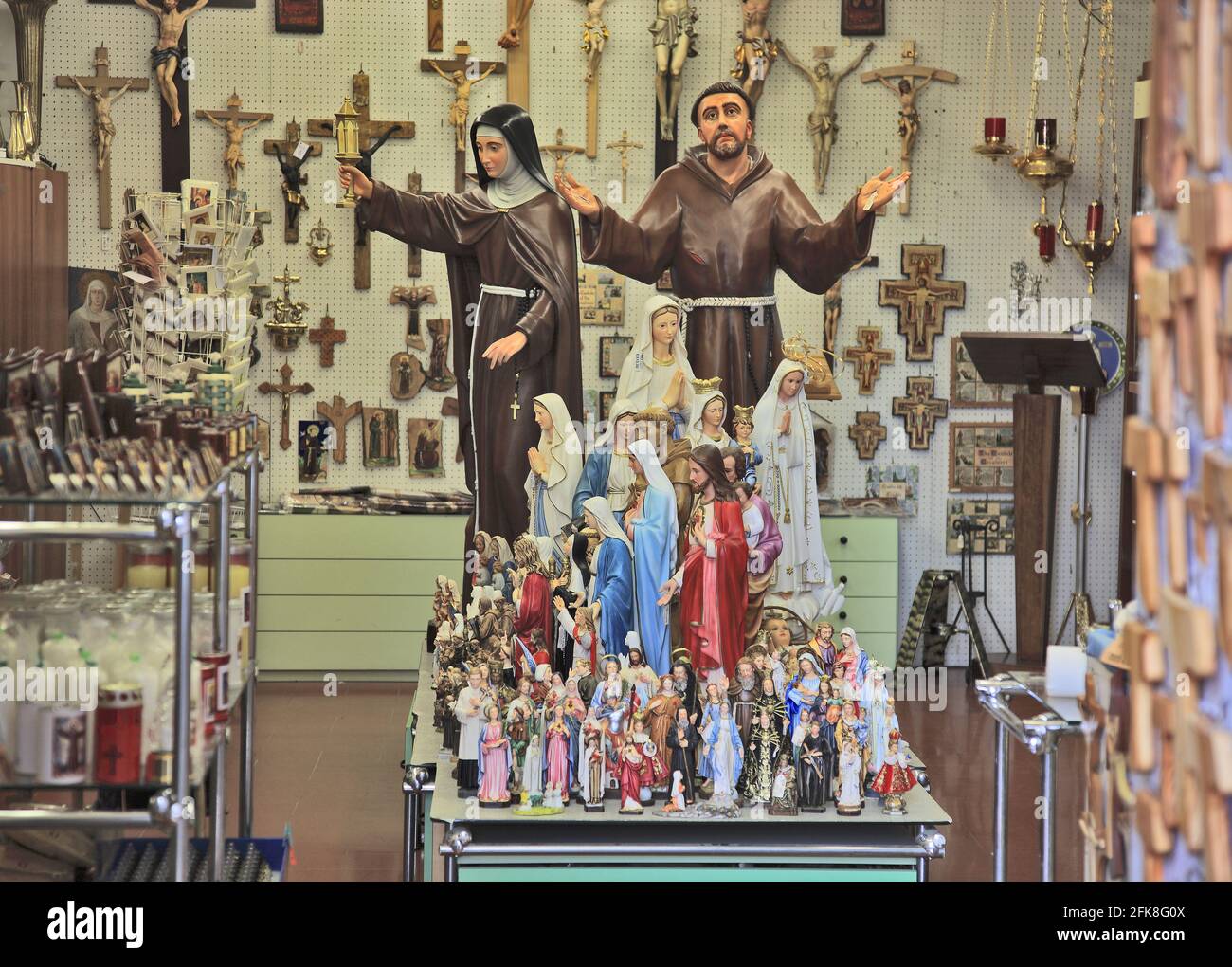 Devotionaliengeschaeft in der Altstadt von Assisi, Umbrien, Italien Foto Stock