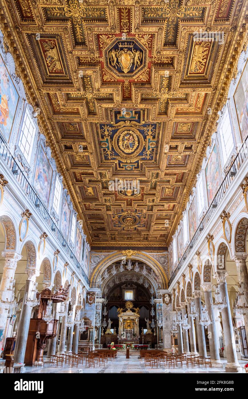 Vista sul soffitto in legno decorato all'interno del palazzo nobile di Roma Foto Stock