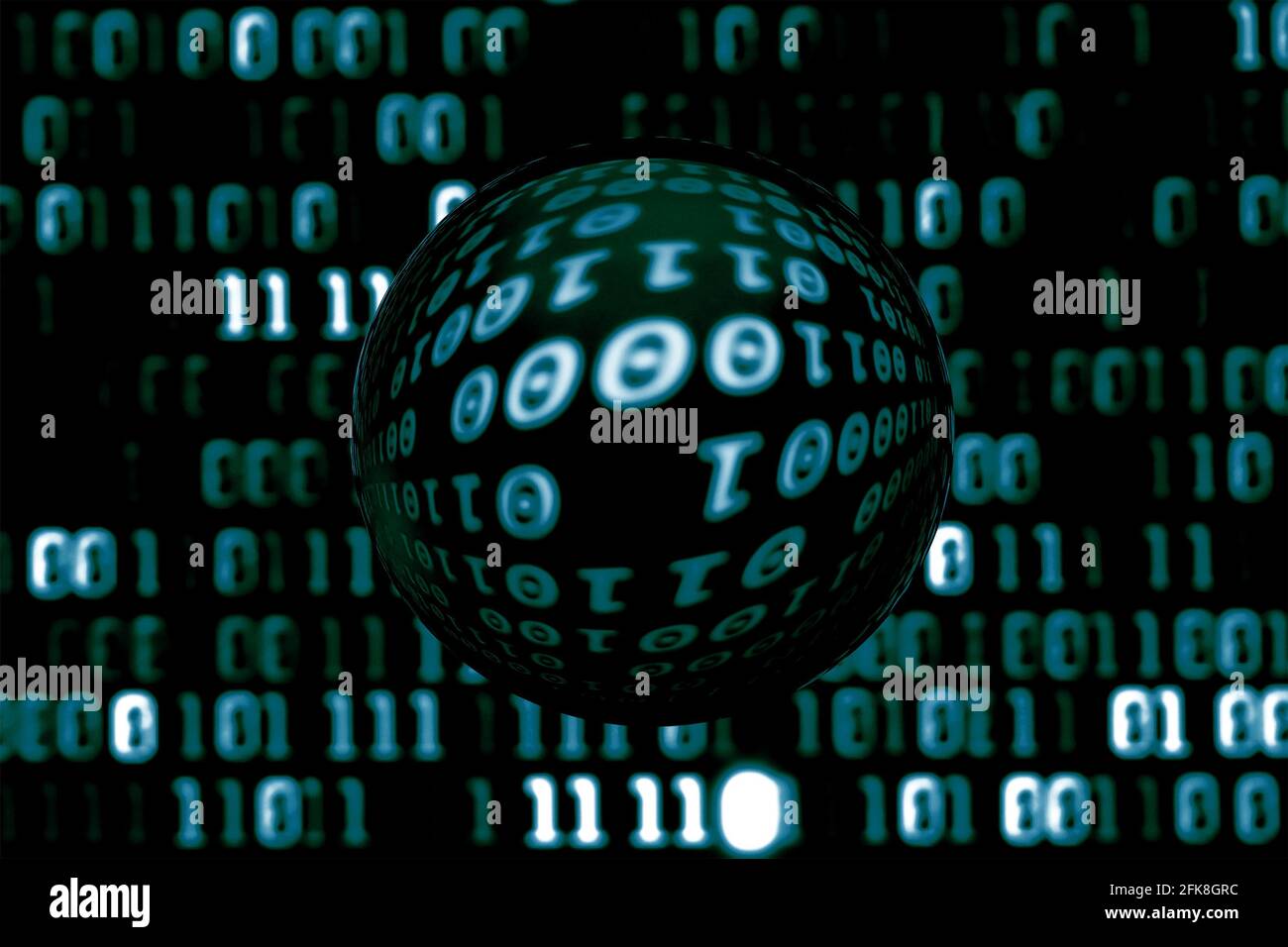 Una palla con codice binario sfocato. Foto Stock