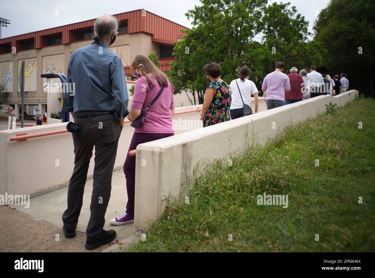 Austin, TX USA 27 aprile 2021: I residenti locali si allineano in numeri record l'ultimo giorno per le votazioni anticipate su una varietà di proposizioni comunali che definiranno la direzione della città per gli anni a venire. ©Bob Daemmrich Foto Stock