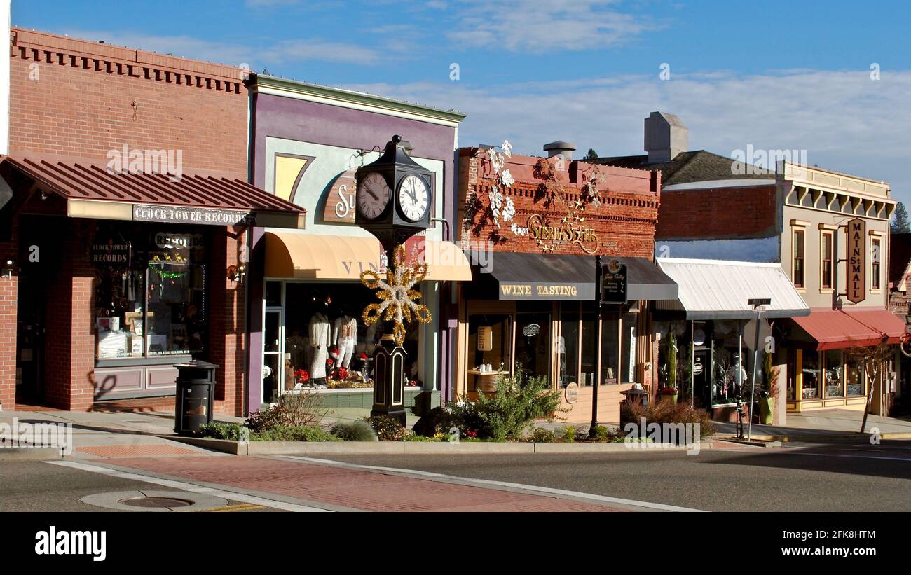 Grass Valley, California, USA: Main Street con una torre dell'orologio, Clock Tower Records, Sierra Star Winery, e Pete's Pizza. Gold Rush città. Foto Stock