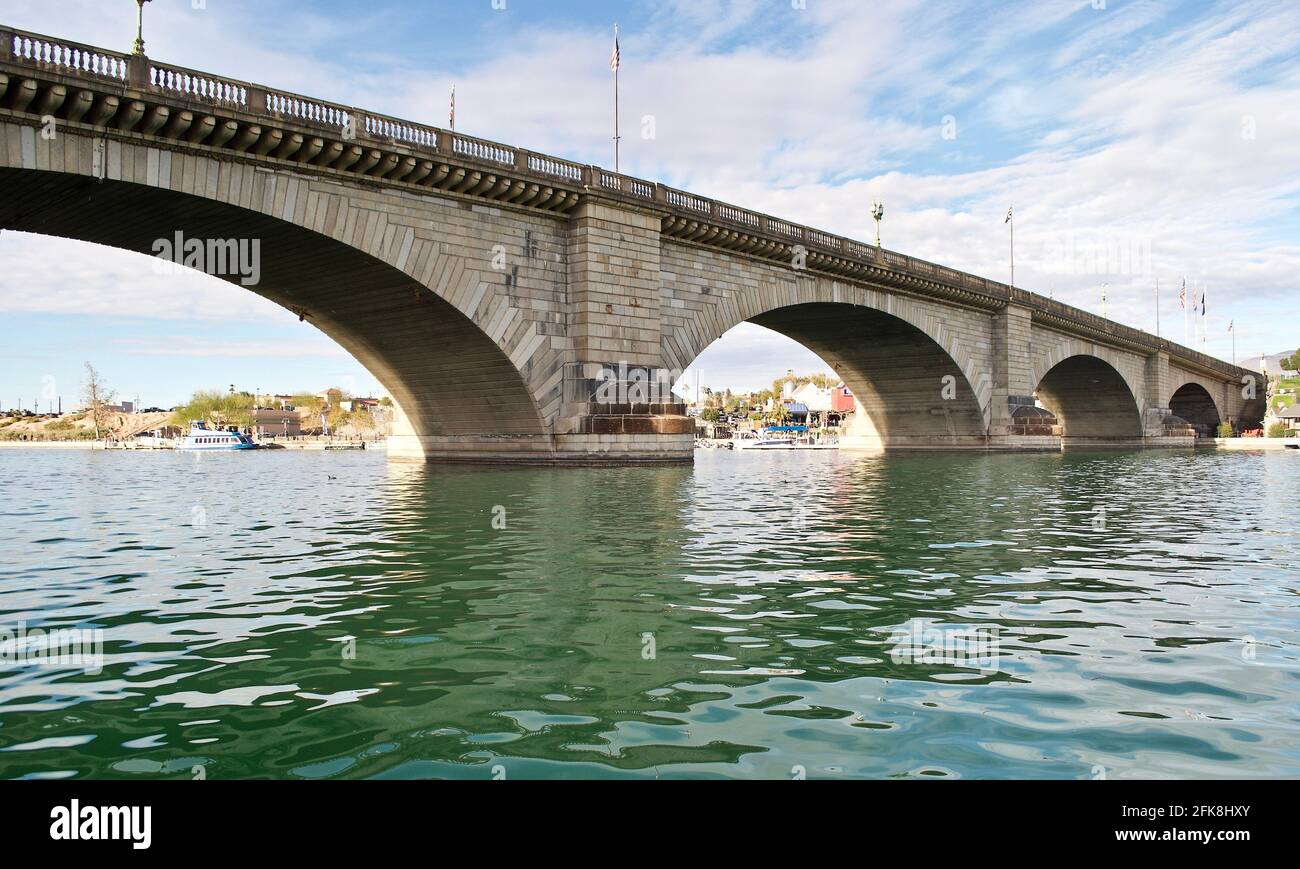 London Bridge a Lake Havasu City, Arizona. In passato ha attraversato il Tamigi a Londra, in Inghilterra. Poi è stato acquistato e ricostruito in Arizona. Foto Stock