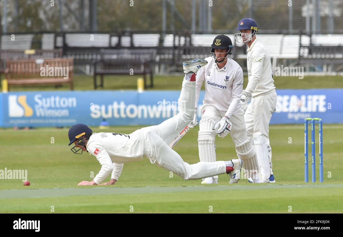 Hove UK 29 aprile 2021 - Tom Clark batte per Sussex mentre il vicino fielder del Lancashire Keaton Jennings si tuffa per fermare la palla il primo giorno della loro partita LV= Insurance County Championship al 1 ° terreno della contea centrale a Hove . : Credit Simon Dack / Alamy Live News Foto Stock