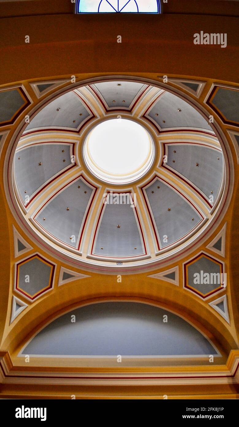 Sint-Laureins, Belgio: Un oculo - un'apertura circolare al centro di una cupola nel soffitto - a Het Godshuis a Sint-Laureins, Belgio. Foto Stock