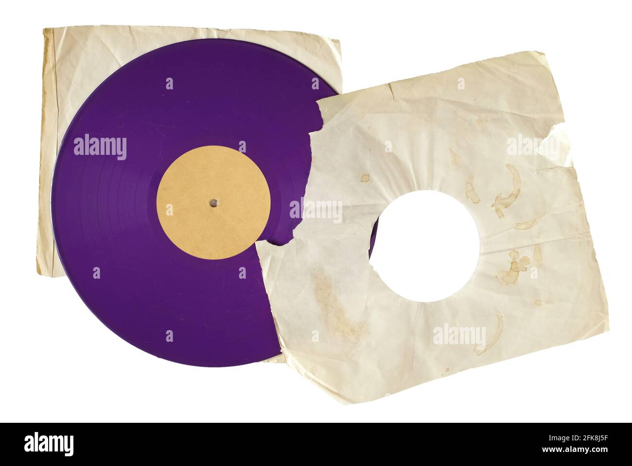 Vecchio disco in vinile grugnoso con manica interna lacerata giallastra, spazio libero per la copia, isolato su sfondo bianco, piatto Foto Stock