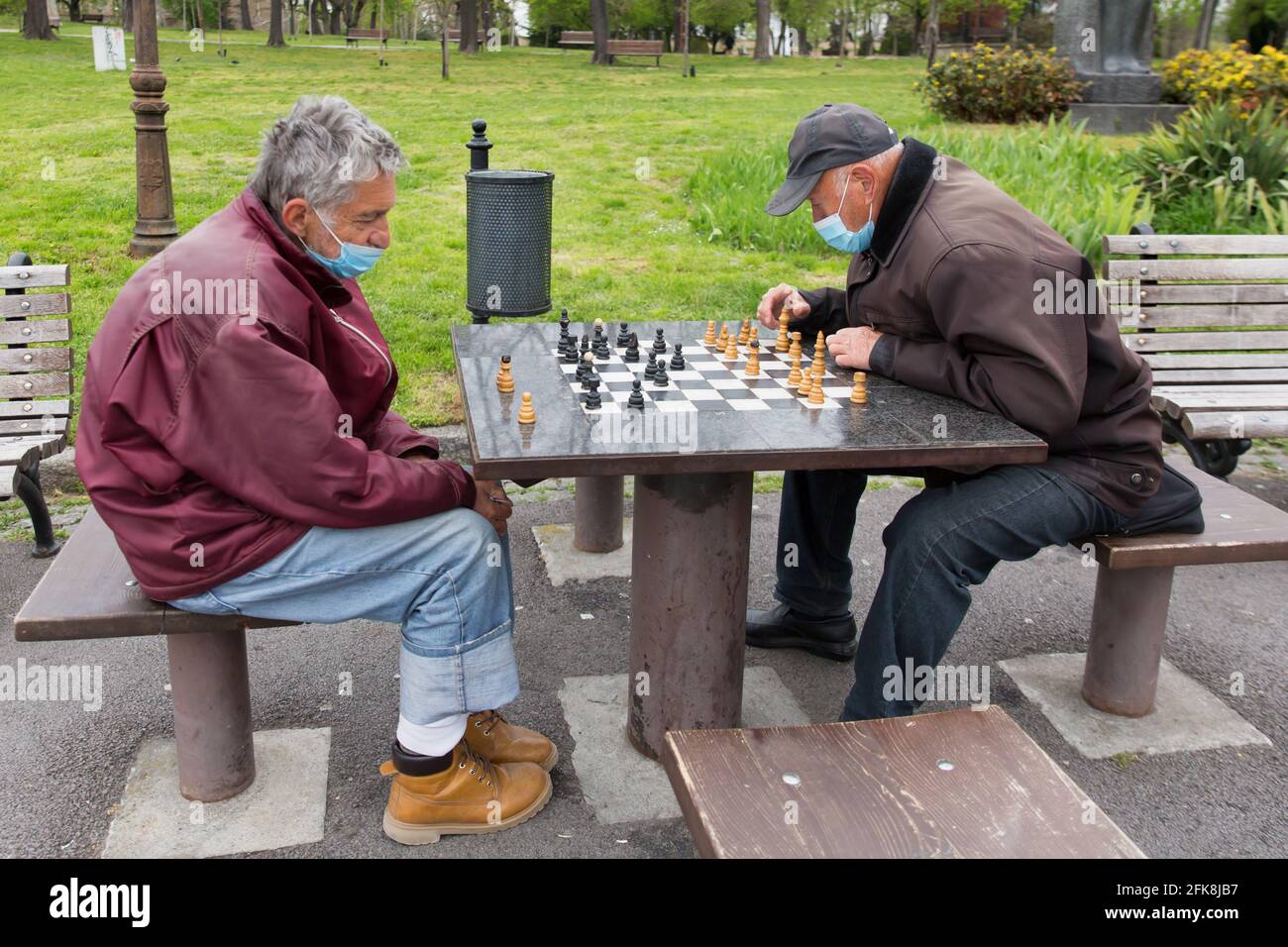 BELGRADO - uomini anziani che giocano a scacchi nel Parco Kalemegdan Foto Stock