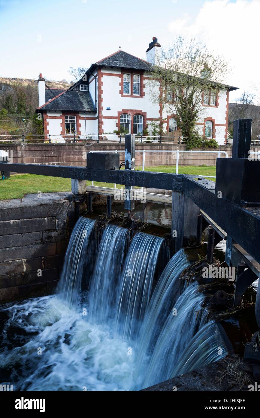 Bloccare il Forth e Clyde Canal a Bowling, Scozia Foto Stock Bloccare il Forth e Clyde Canal a Bowling, Scozia Foto Stock