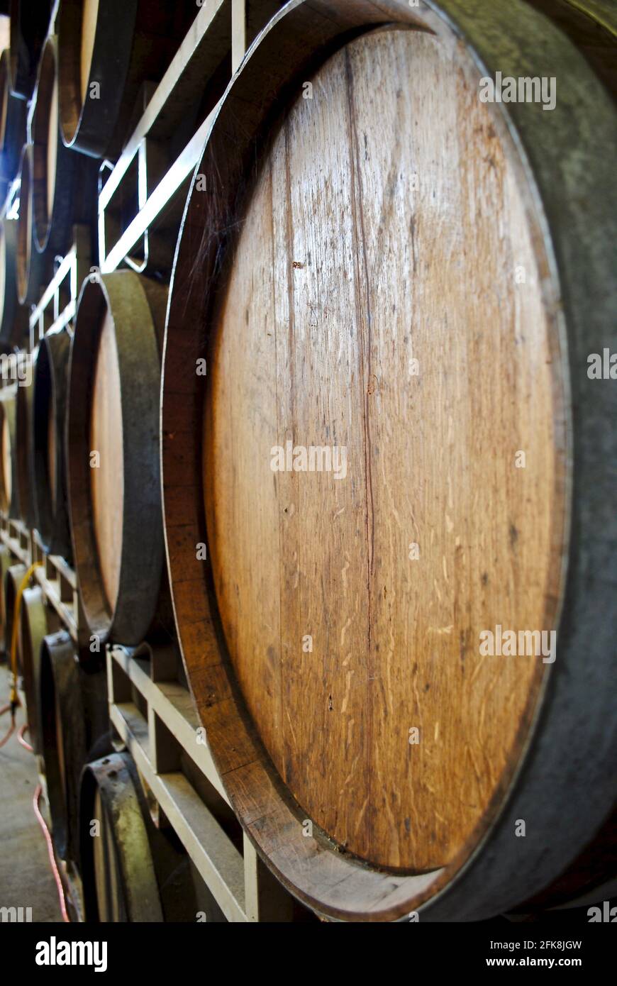 Barili o botti di vino in legno impilati presso i vigneti Ironstone in California. Teste di barile di legno e suono, il bordo smussato alla fine di ogni stave. Foto Stock