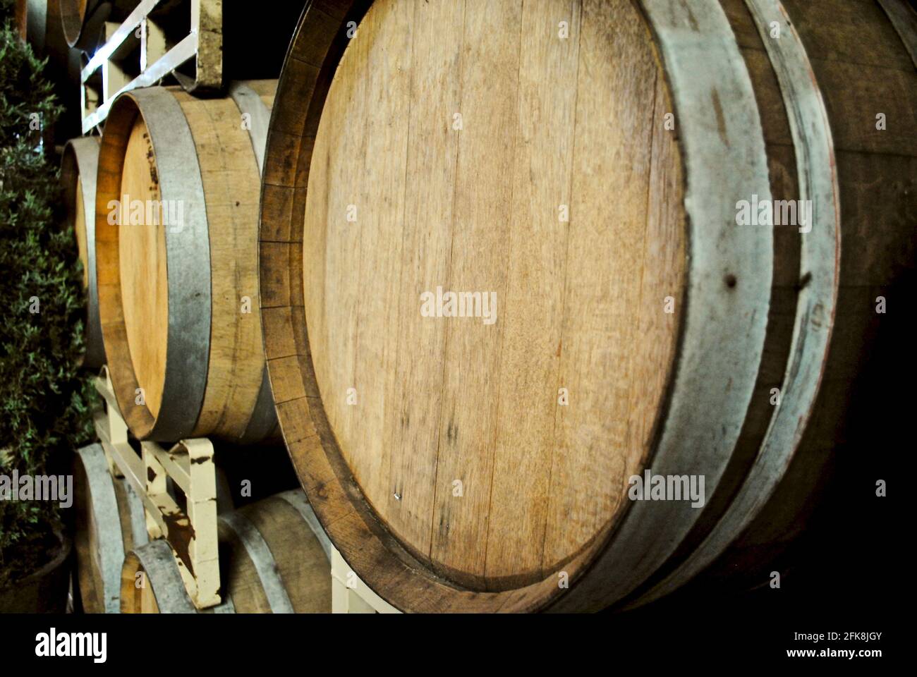 Barili o botti di vino in legno impilati presso i vigneti Ironstone in California. Teste di barile di legno e suono, il bordo smussato alla fine di ogni stave. Foto Stock