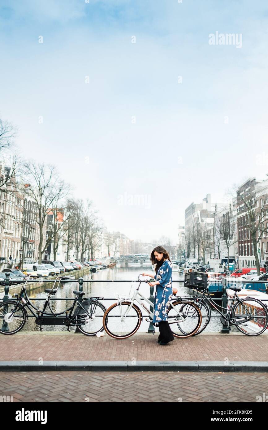 Ridendo felice giovane donna nella città di Amsterdam, nei Paesi Bassi Foto Stock