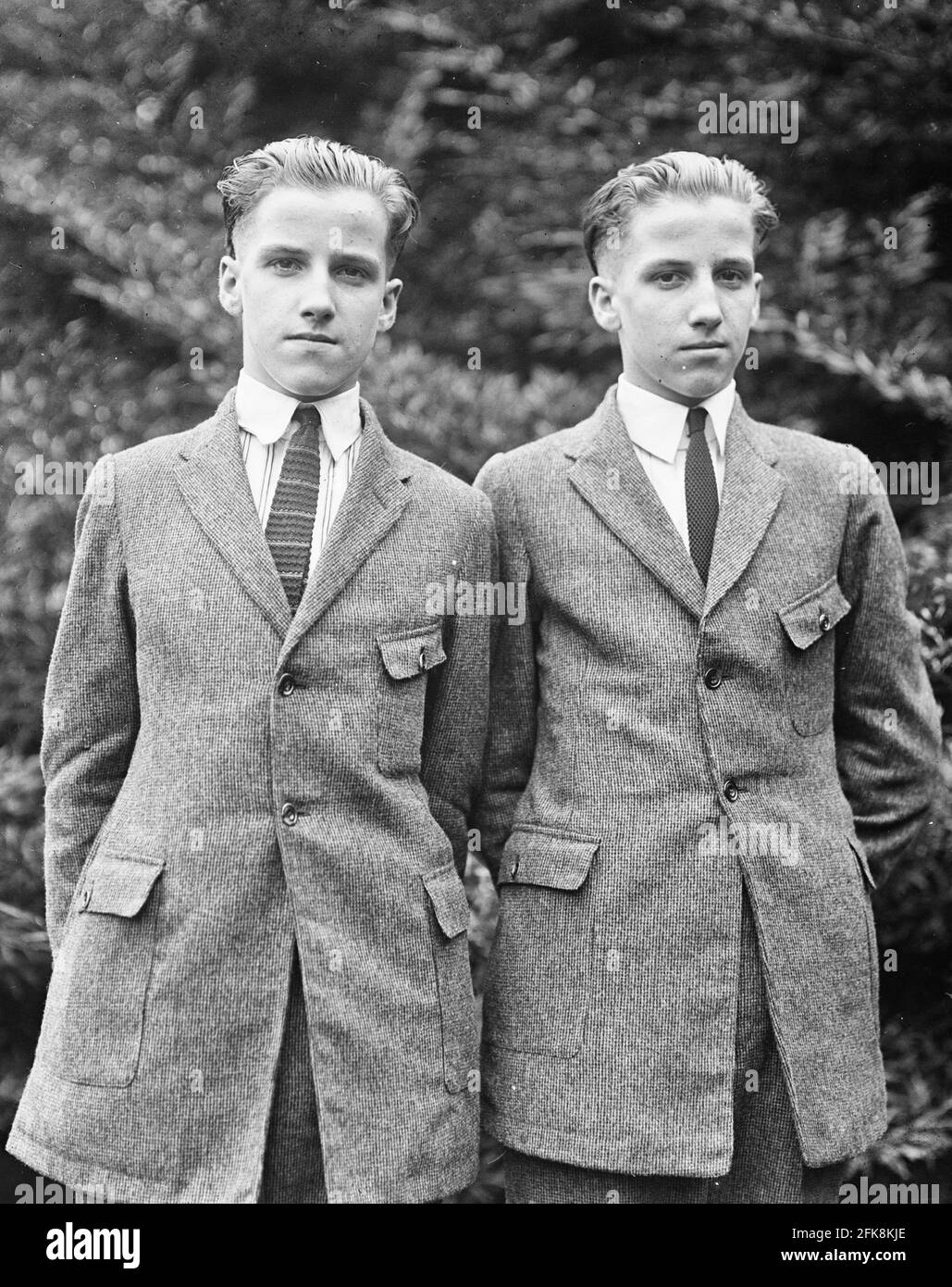 Walter Lang (a sinistra) e Francis Lang, 17 anni, vecchi gemelli di Manchester, Ohio, che per poco scappò alla morte sulla nave a vapore Island Queen durante il suo viaggio da Cincinnati a Point Pleasant, Ohio, nel centenario di Grant. Erano membri della band dei ragazzi che suonava per il presidente, 1922 Foto Stock
