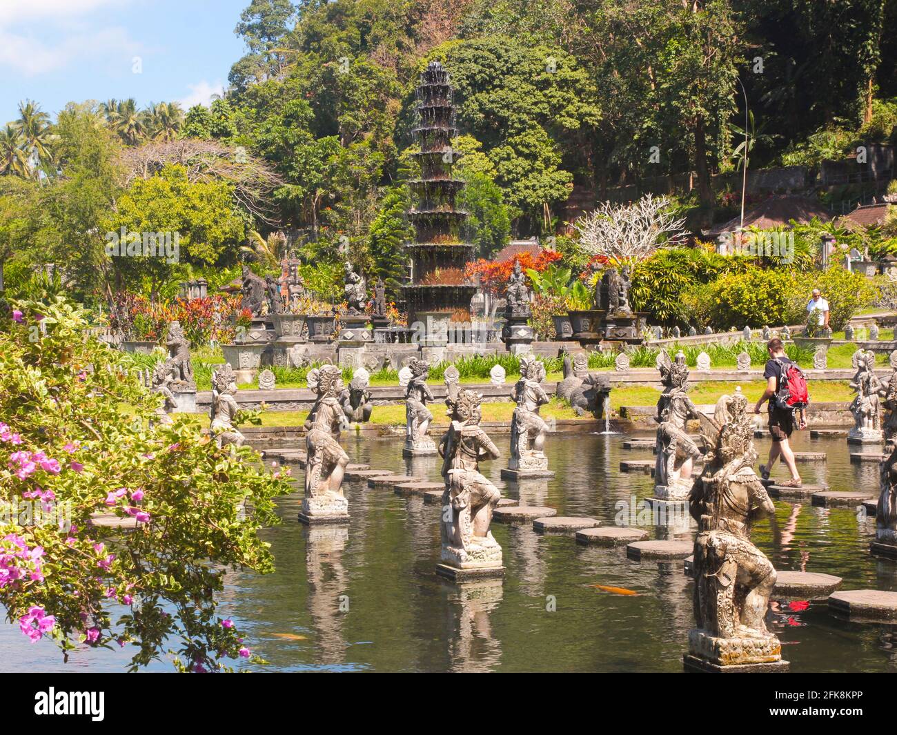 L'incredibile stagno d'acqua, pieno di sculture esotiche in pietra e una fontana alta. Presso il Palazzo dell'acqua Tirta Gangga a Bali, Indonesia. Foto Stock