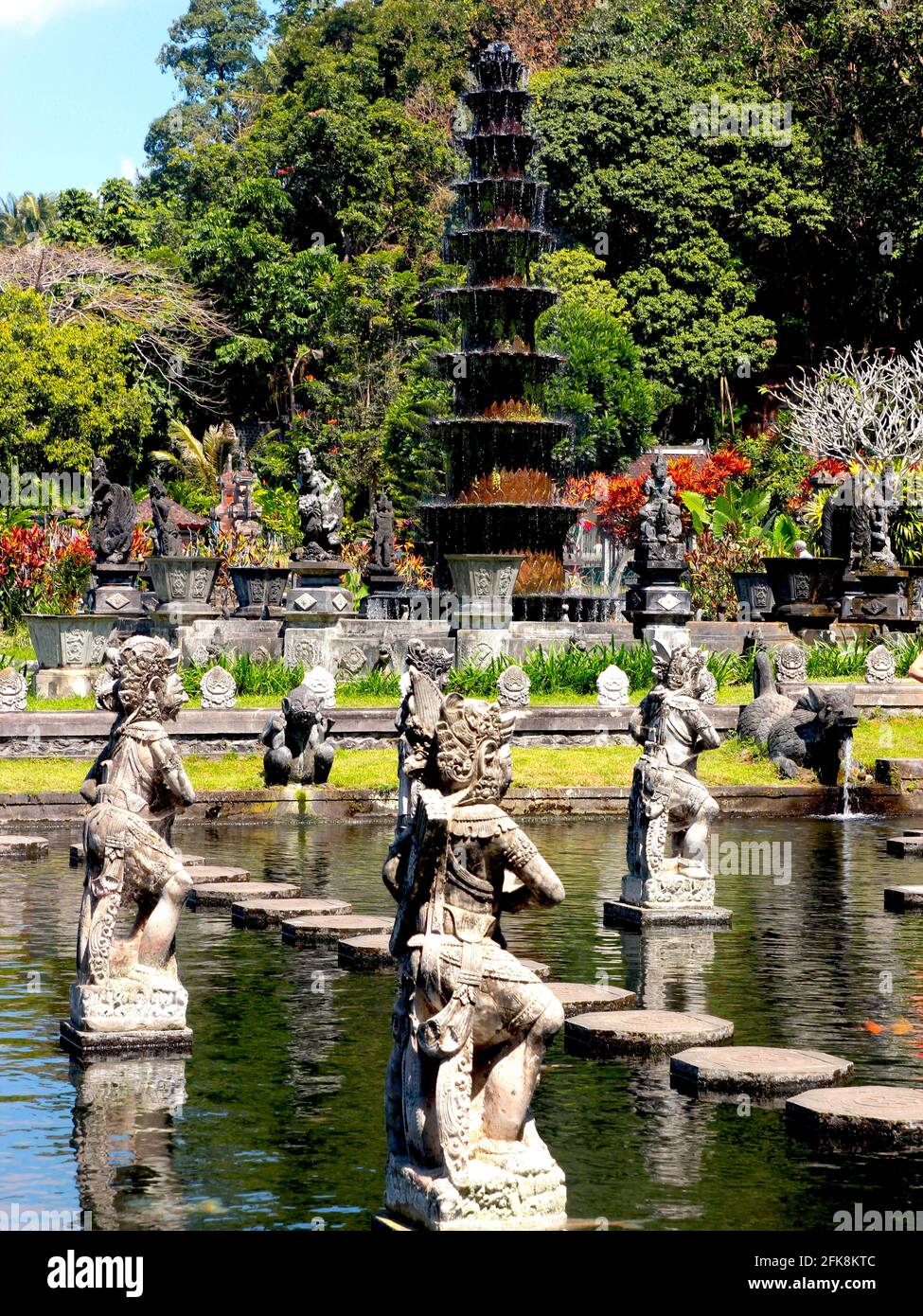 L'incredibile stagno d'acqua, pieno di sculture esotiche in pietra e una fontana alta. Presso il Palazzo dell'acqua Tirta Gangga a Bali, Indonesia. Foto Stock
