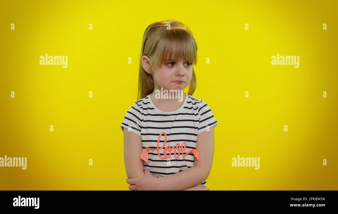 Sconvolto bambino deluso ragazza con lacrime sugli occhi piange dalla disperazione triste a causa di cose ingiuste Foto Stock