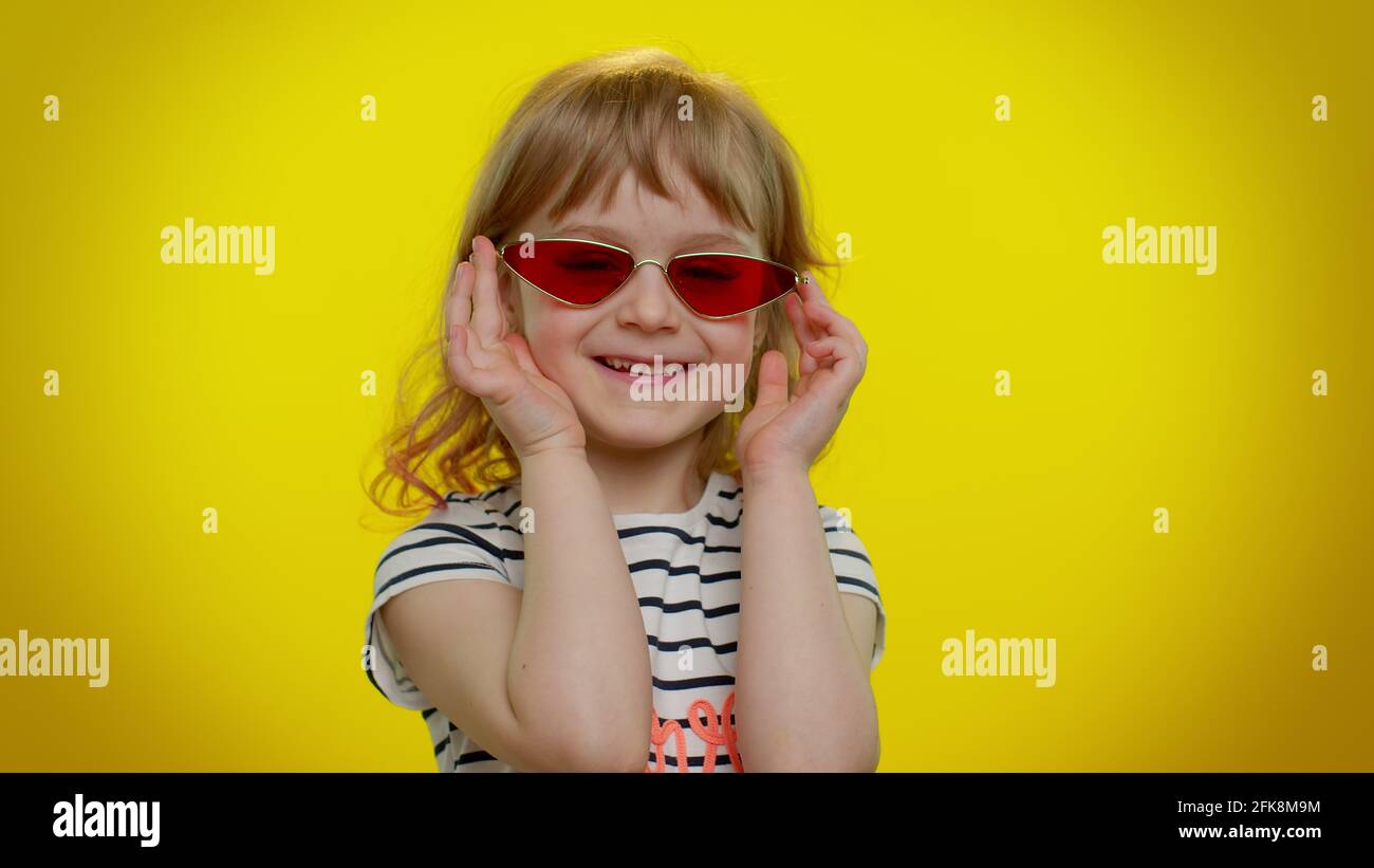 Ragazzina adolescente bambino ragazza in occhiali da sole di stile  ascoltando musica, discoteca danzante, sciogliare, divertirsi Foto stock -  Alamy