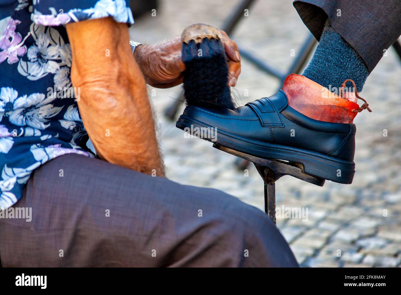 Shoeshiner a Lisbona, Portogallo Foto Stock