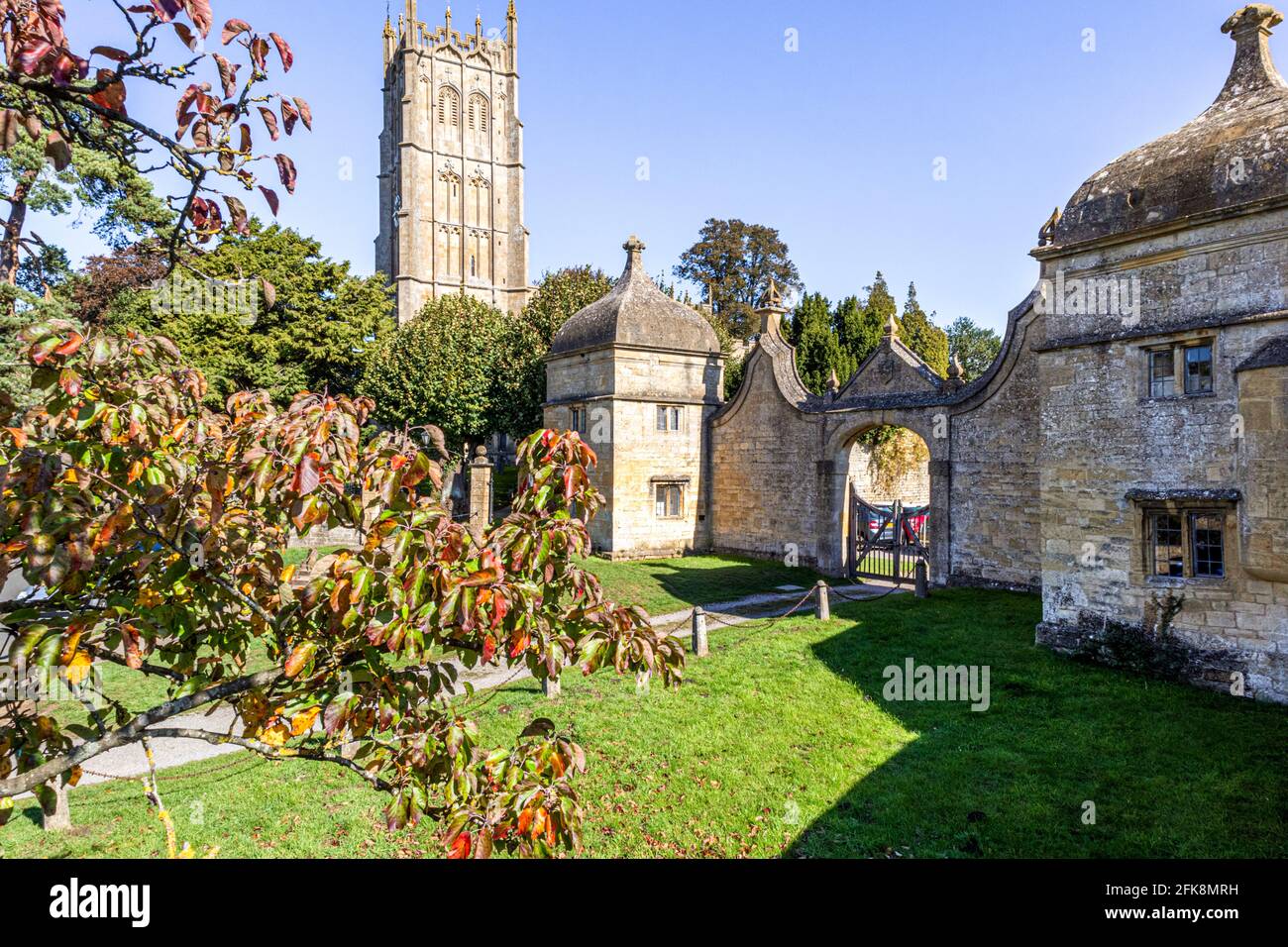 La chiesa di St James e i rifugi giacobei a Campden House nella città di Cotswold di Chipping Campden, Gloucestershire Regno Unito Foto Stock